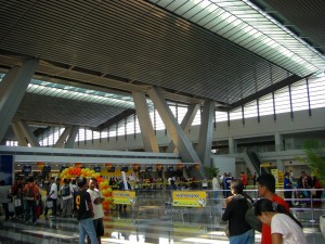 出発ターミナルは天井が高く開放感があふれている