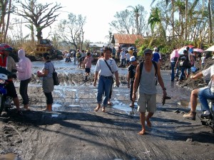 台風レミン、土石流で埋もれた道路を歩く被災者